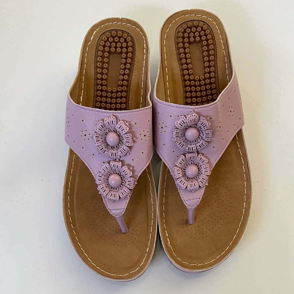 New without tags lavender sandals.